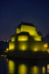 韩国悬疑犯罪剧海报，暗色调城市夜景背景，紧张氛围，可免费在线观看全集